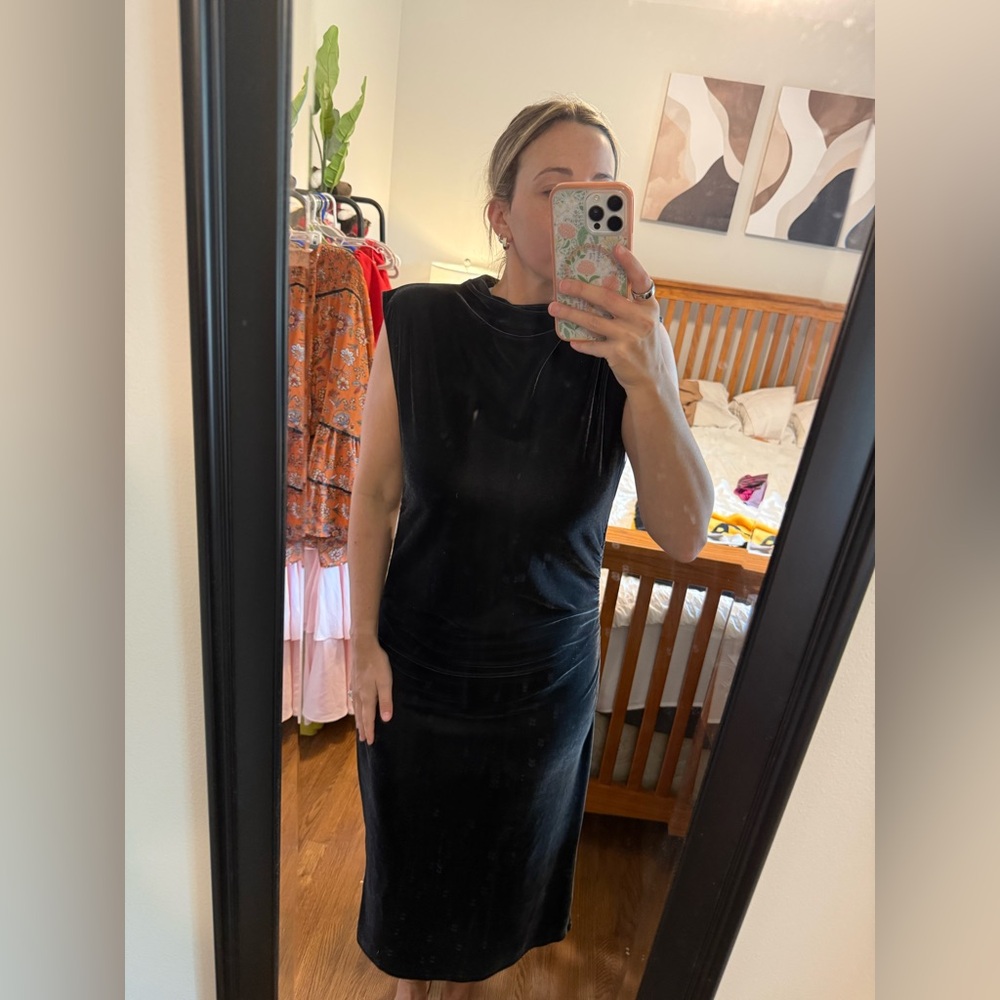 Elegant Black Sleeveless Dress velvet